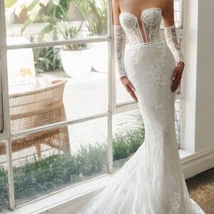 Stunning brand new wedding gown.
